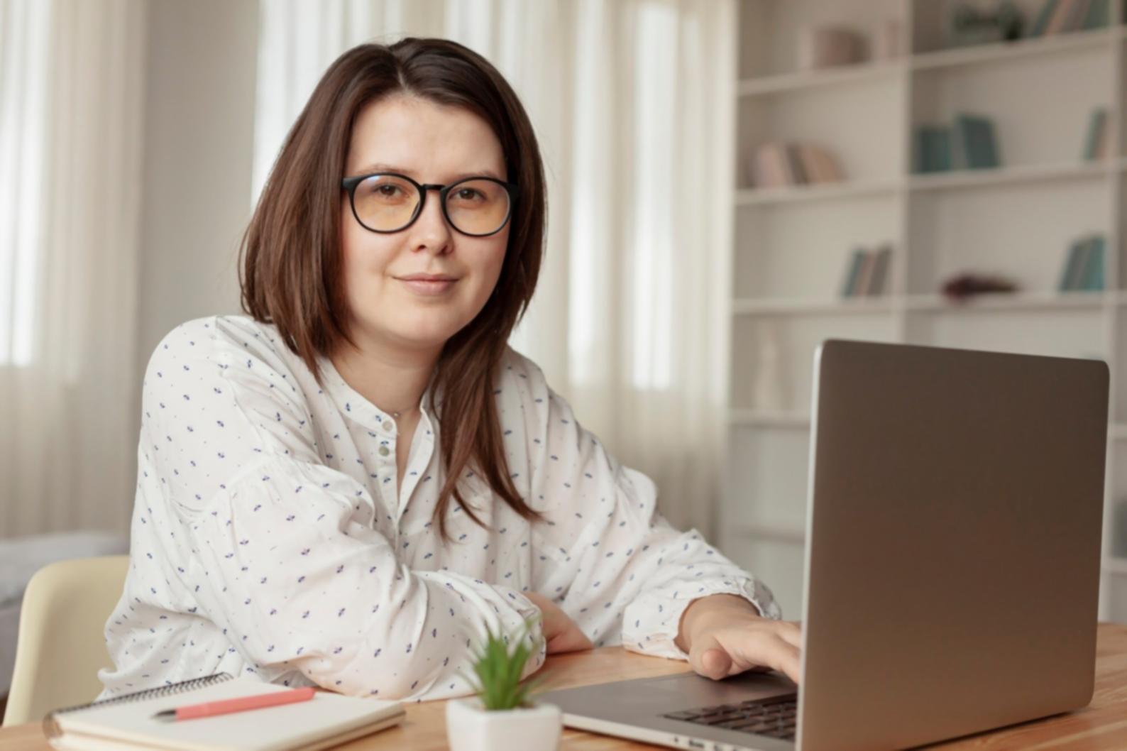 Espace de travail moderne avec ordinateur et documents